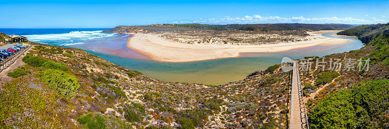 通往Praia da Amoreira海滩的木制步道，Aljezur区，葡萄牙阿尔加维